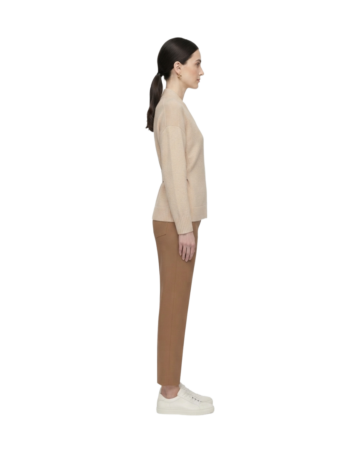 Suéter beige con detalle cruzado de prendedor
