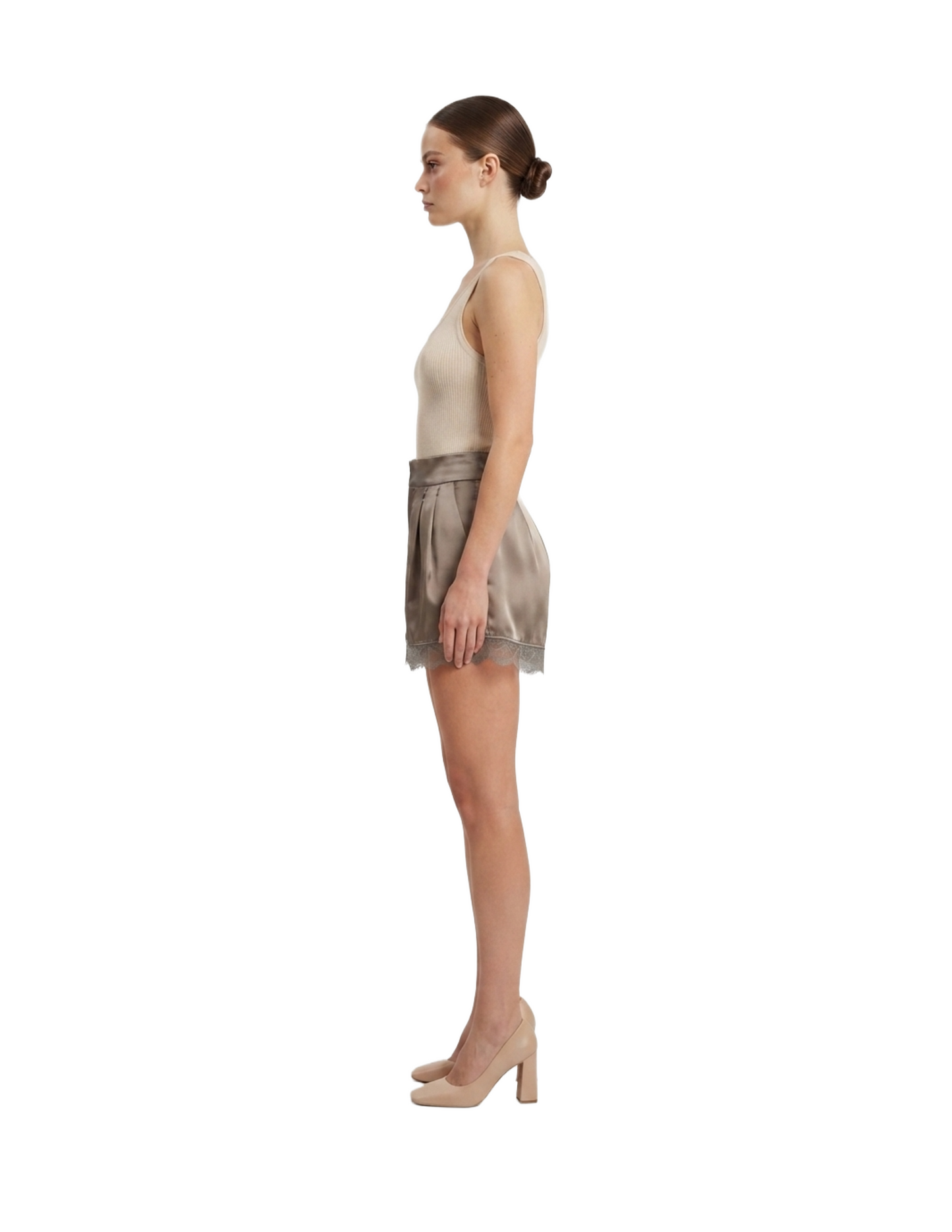 Short satinado con encaje