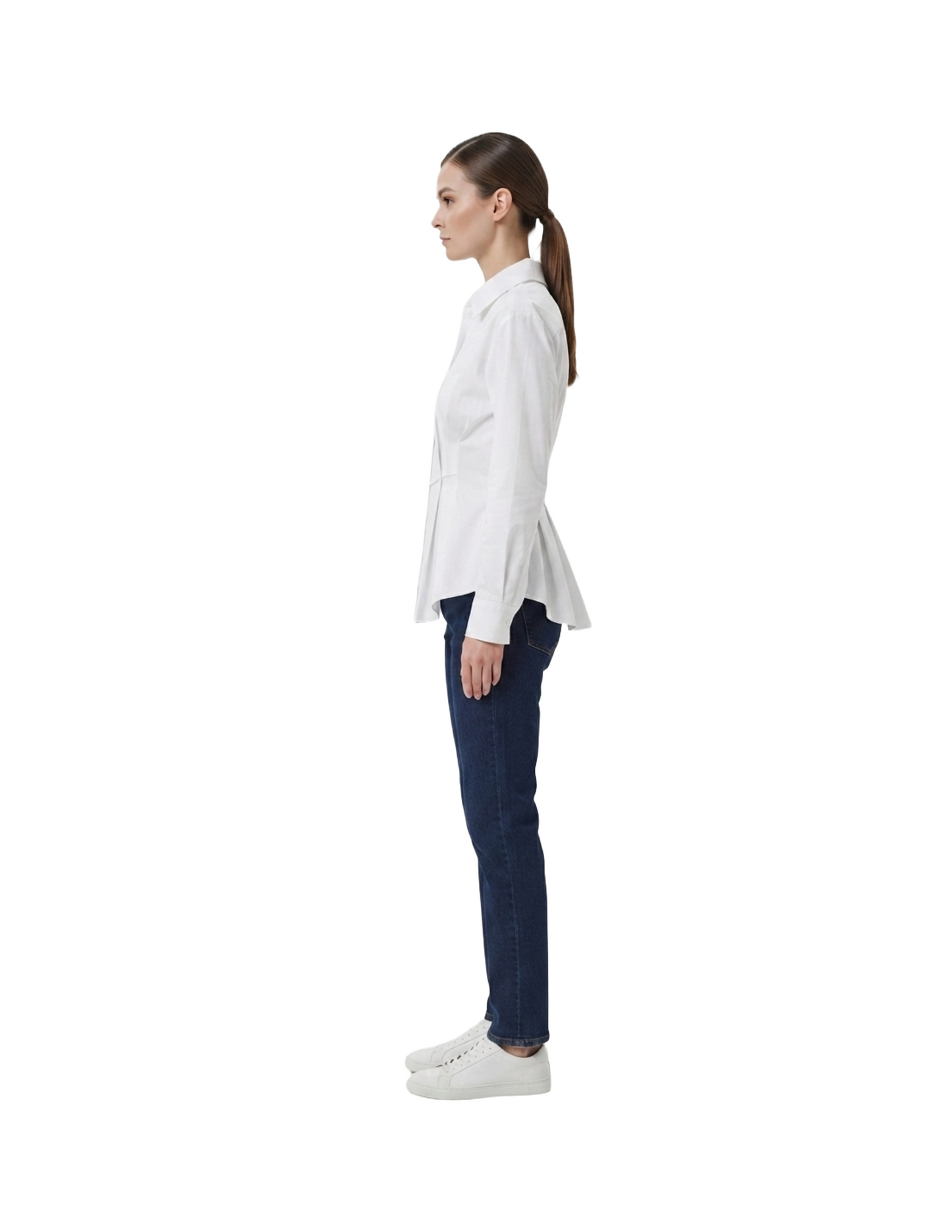 Blusa blanca abotonada con plisado en cintura