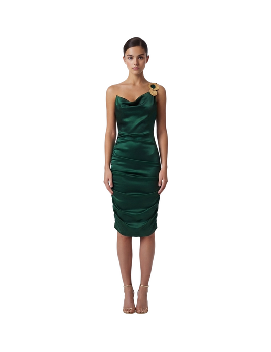 Vestido verde de un tirante con prendedor metálico