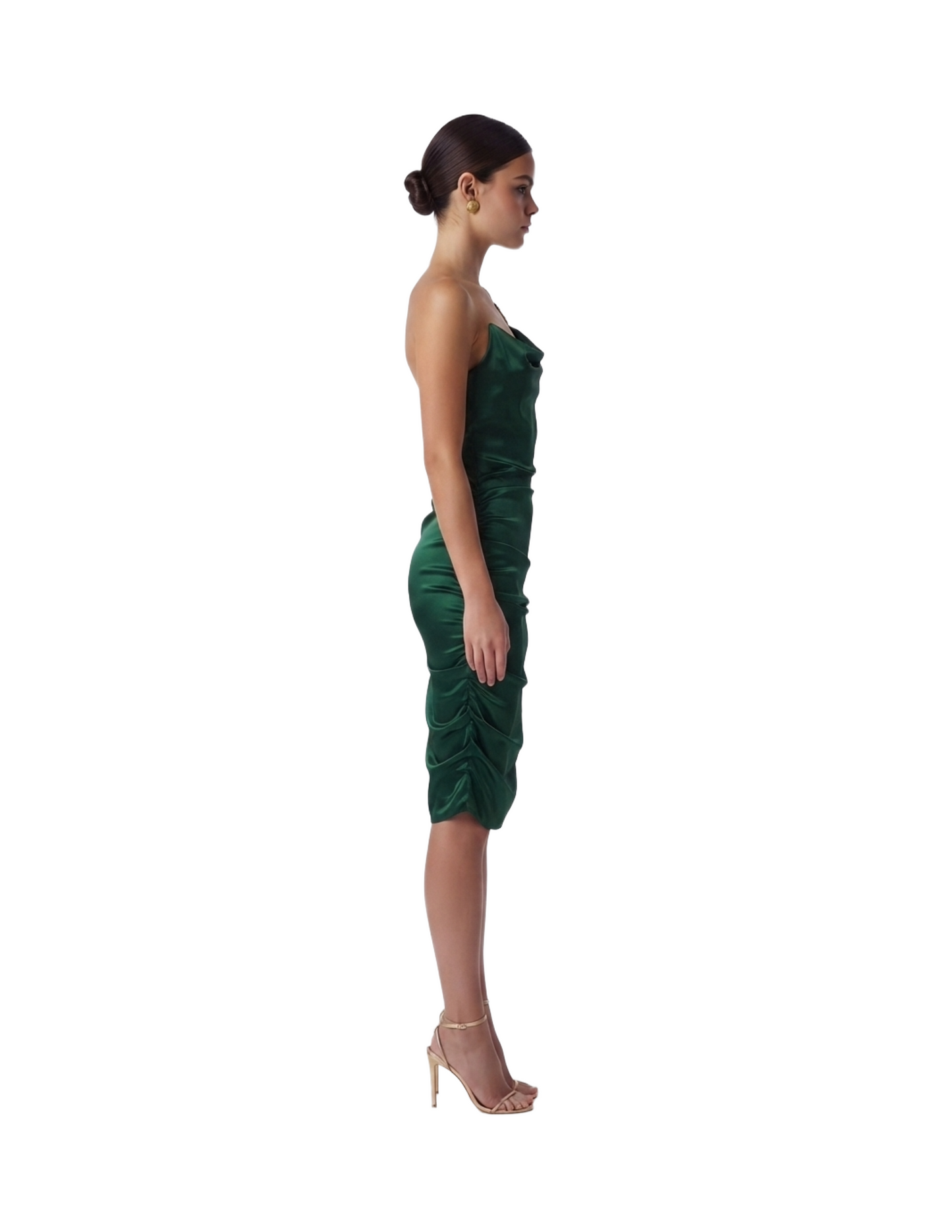 Vestido verde de un tirante con prendedor metálico