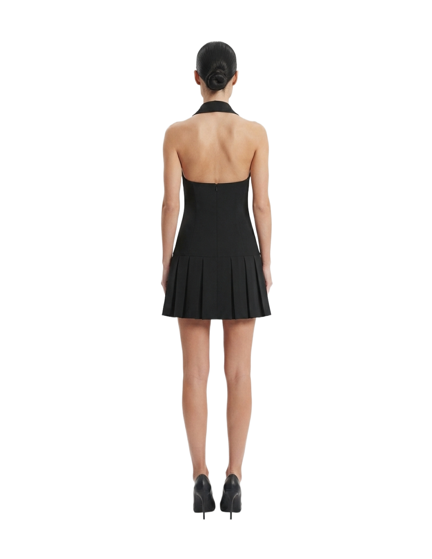 Vestido negro con cuello estilo halter tableado