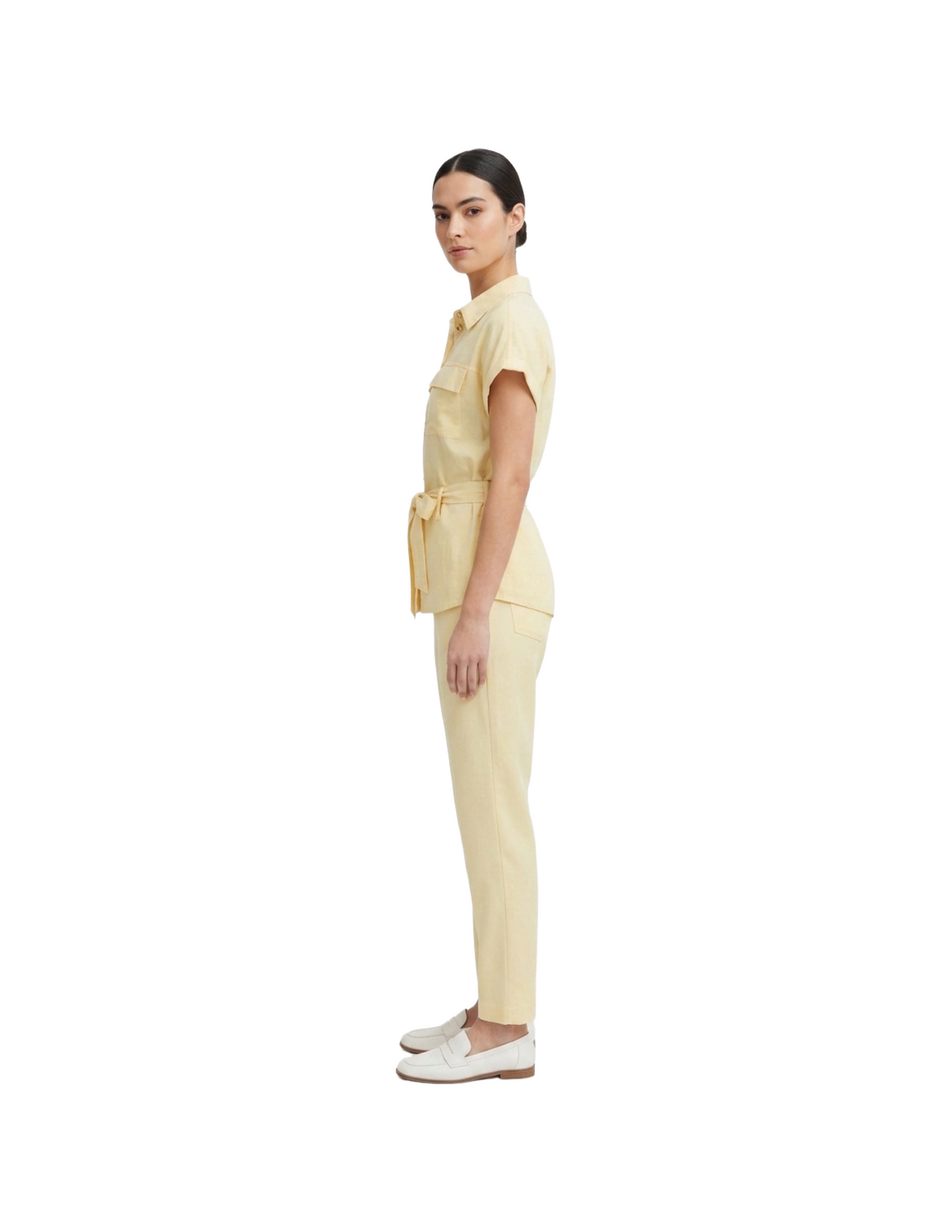 Conjunto amarillo de blusa con cinto y pantalón
