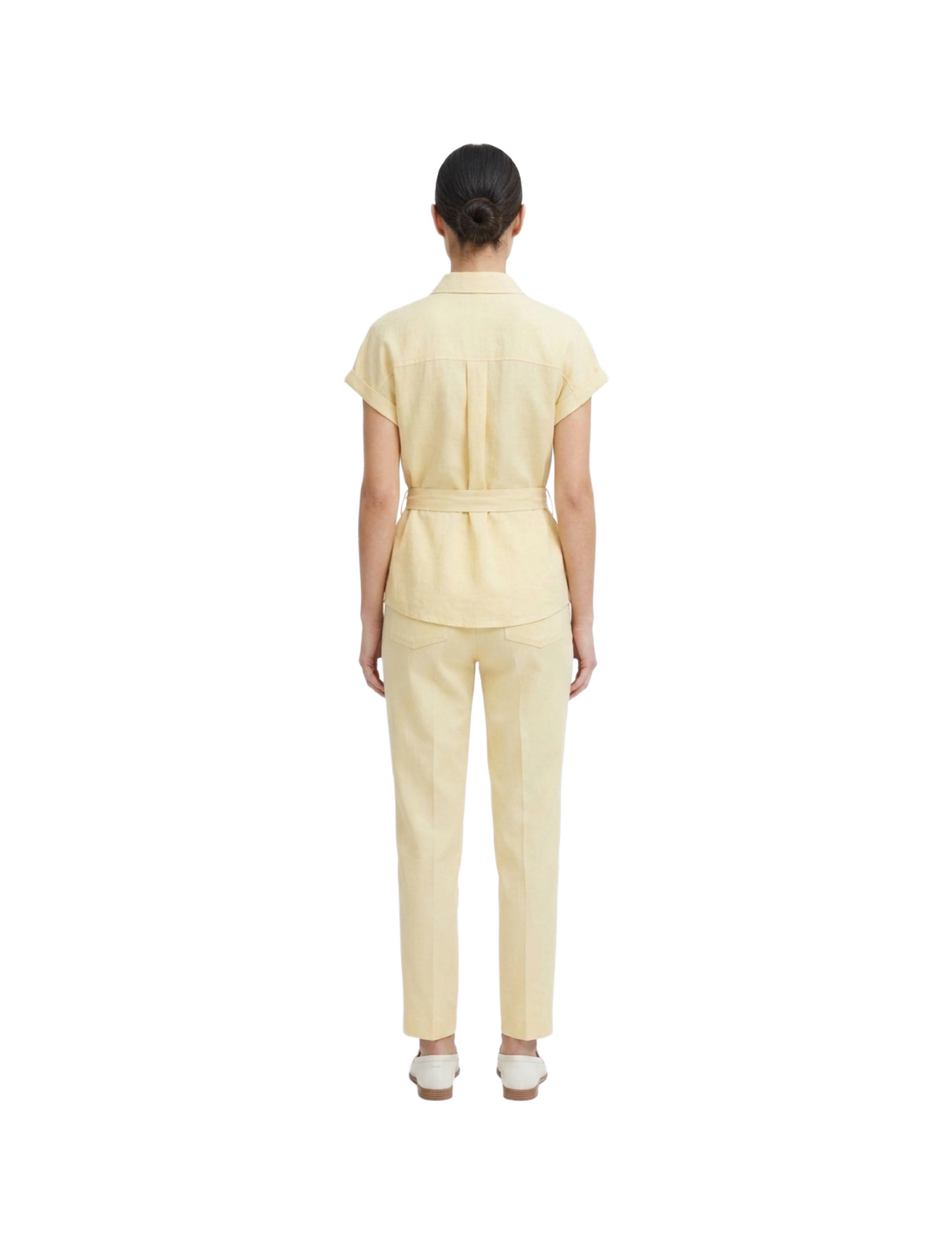Conjunto amarillo de blusa con cinto y pantalón