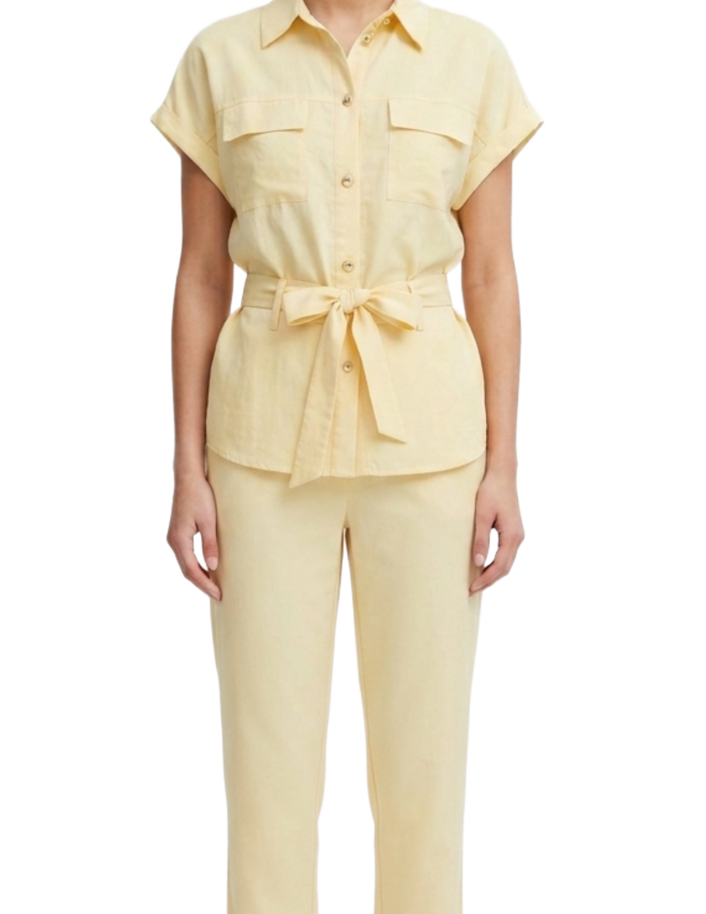 Conjunto amarillo de blusa con cinto y pantalón