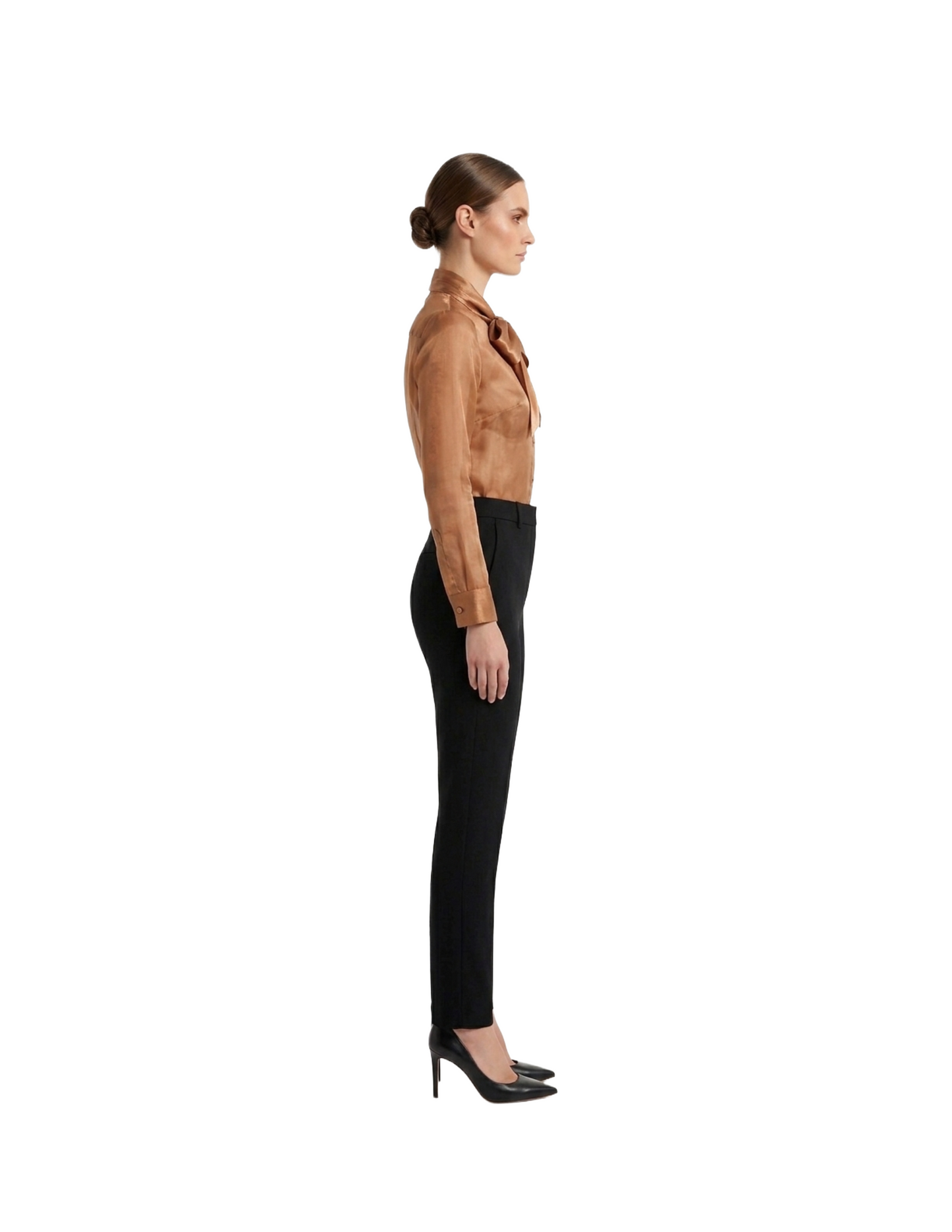 Blusa satinada cafe con amarre en cuello