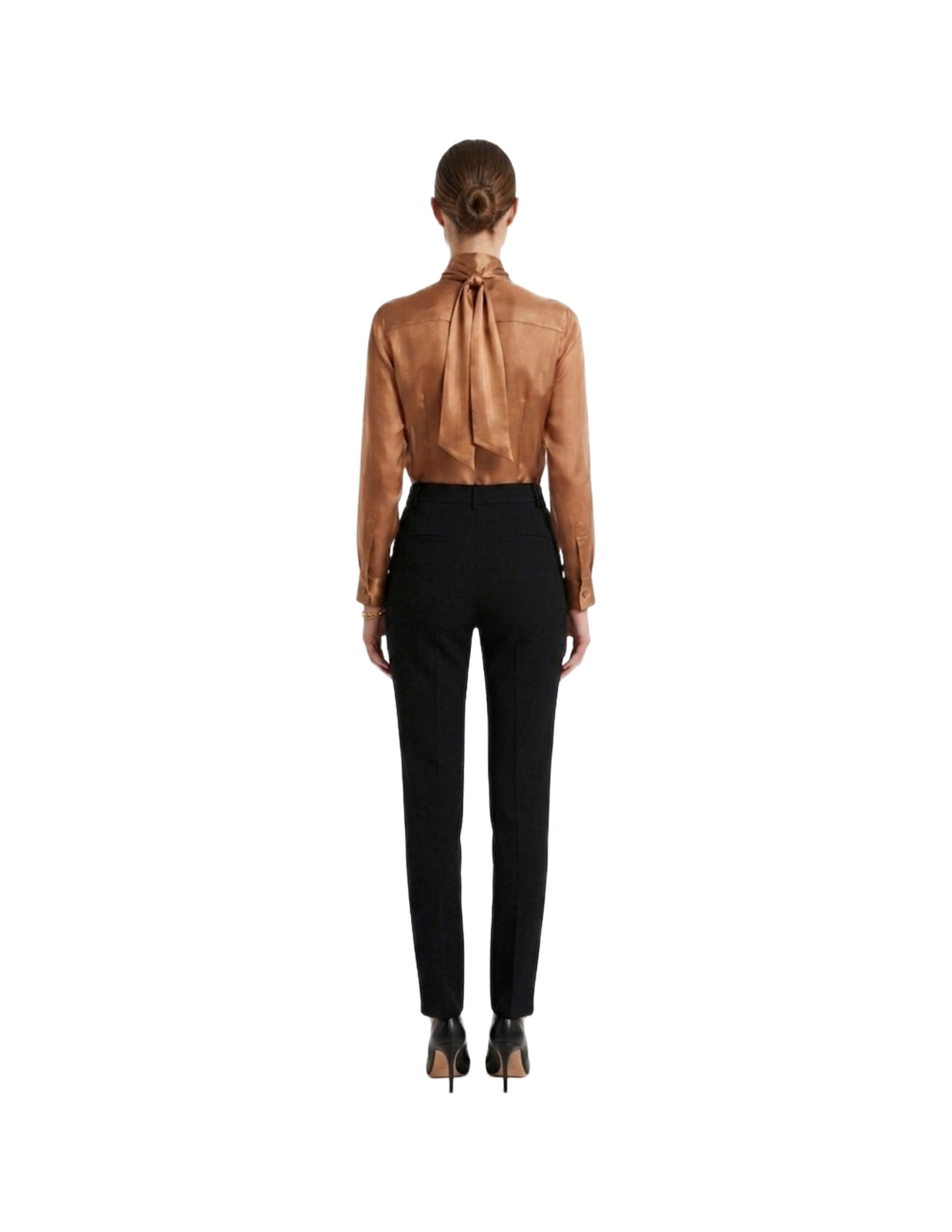 Blusa satinada cafe con amarre en cuello