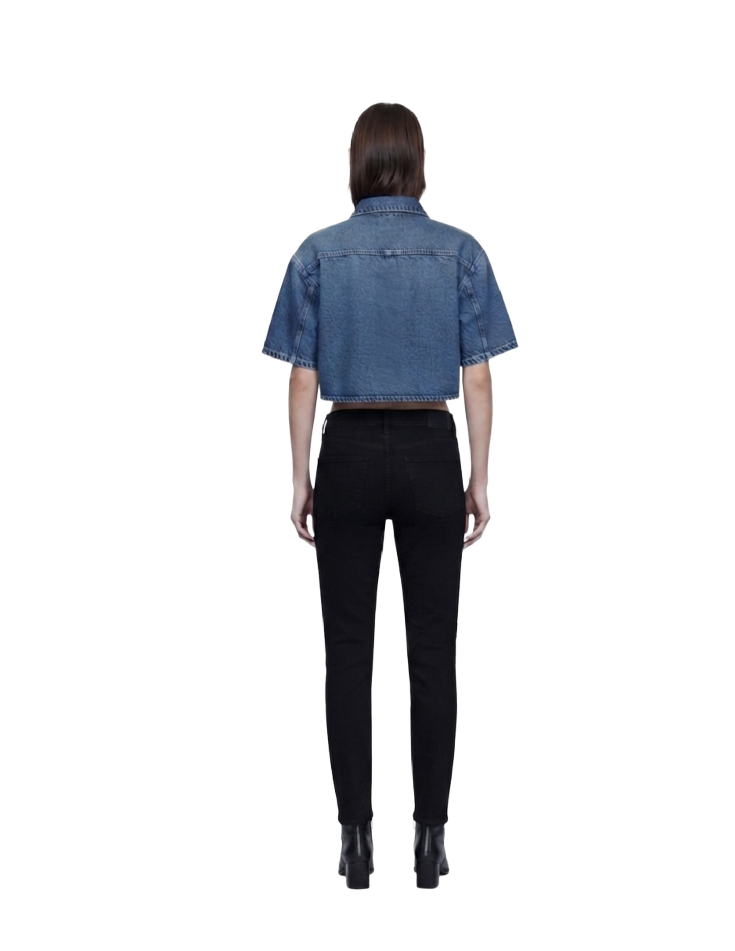 Blusa de mezclilla talle corto con bolsas laterales en pecho