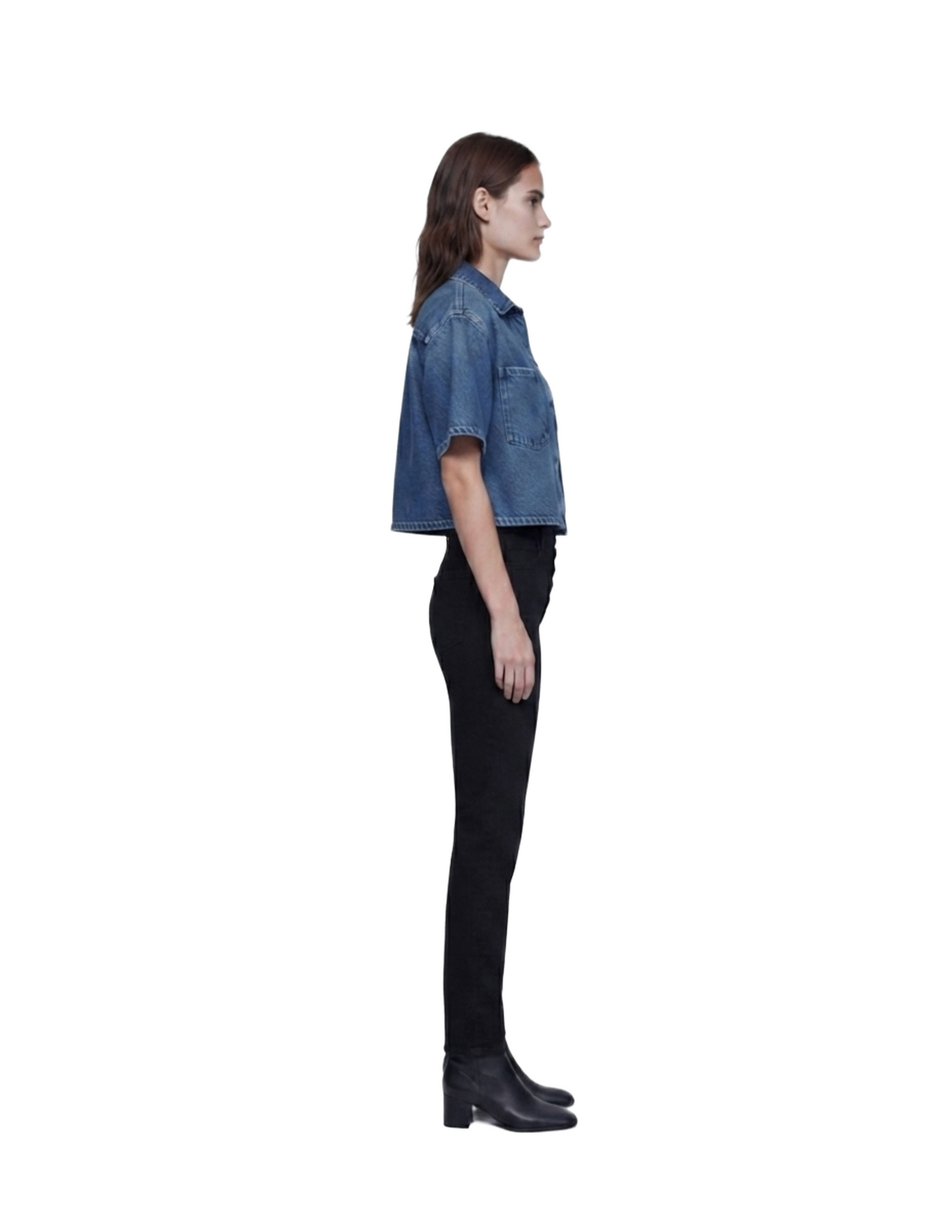 Blusa de mezclilla talle corto con bolsas laterales en pecho