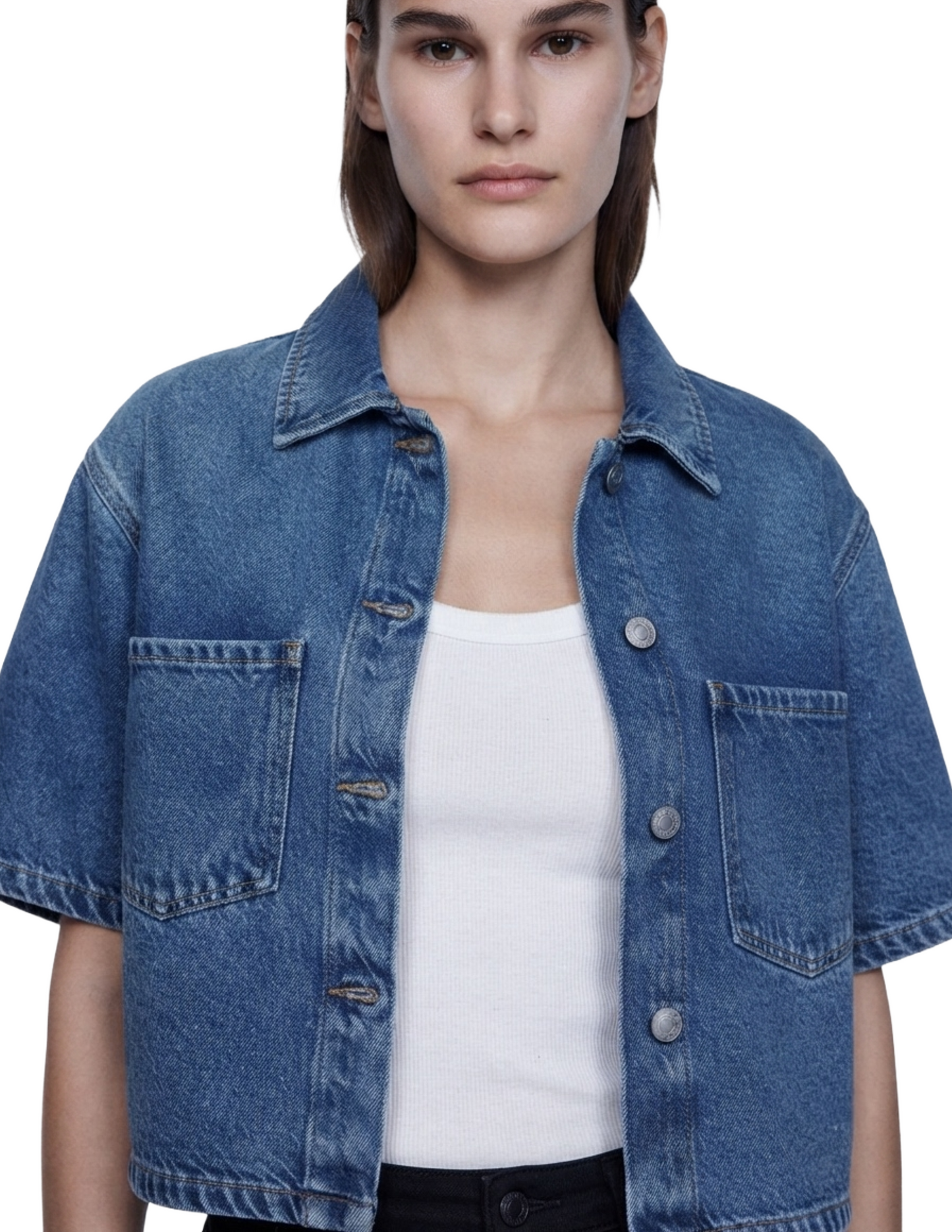 Blusa de mezclilla talle corto con bolsas laterales en pecho