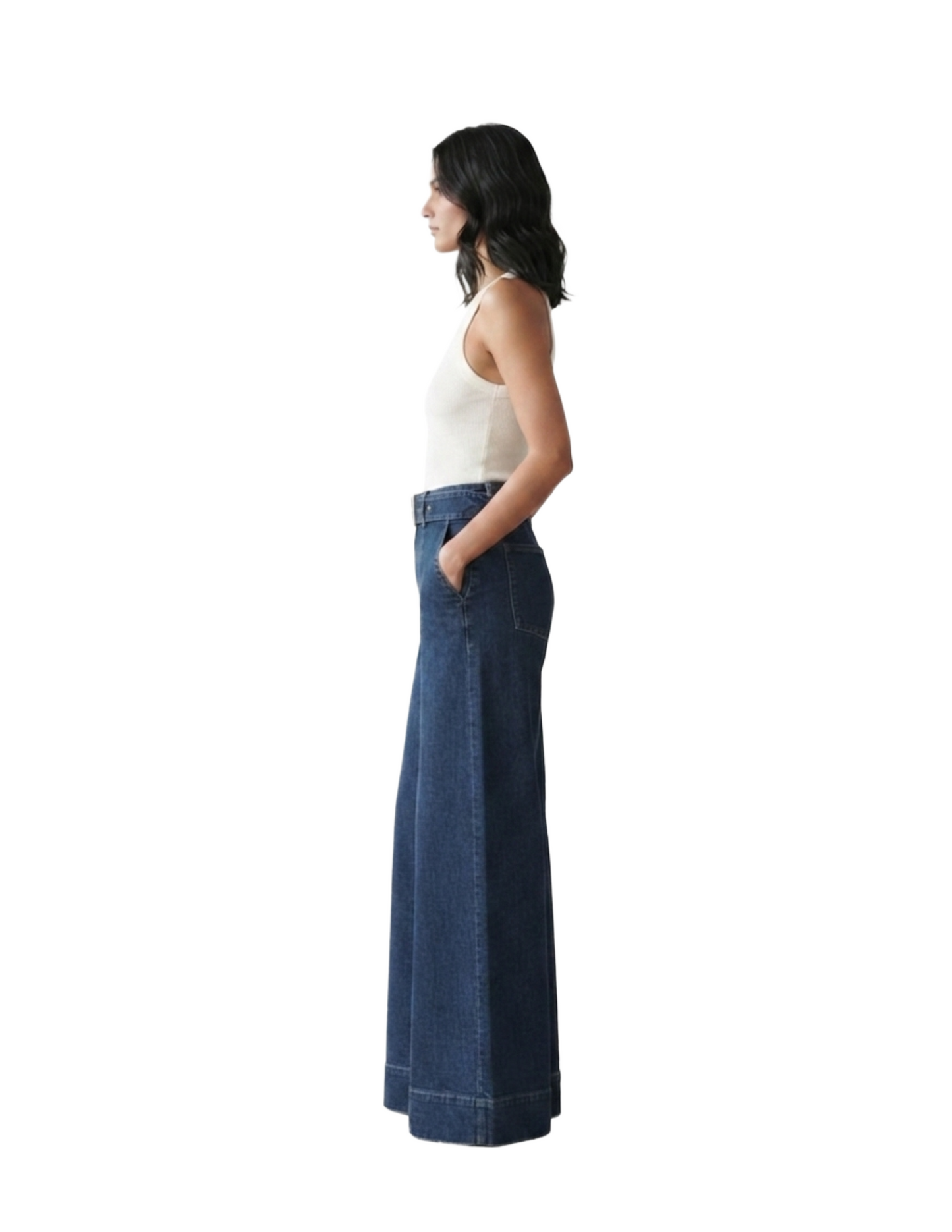 Pantalón de mezclilla oscura con bolsas laterales y cinto