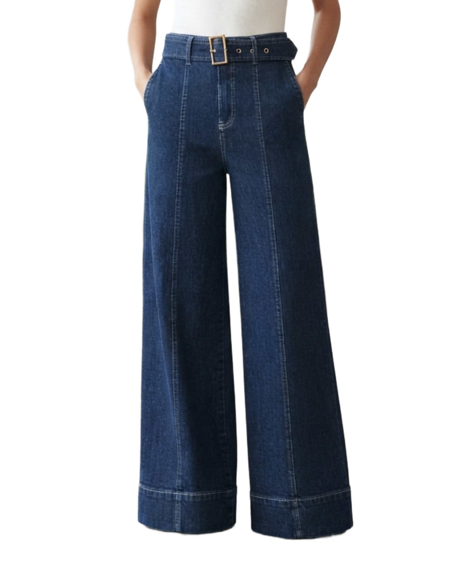 Pantalón de mezclilla oscura con bolsas laterales y cinto