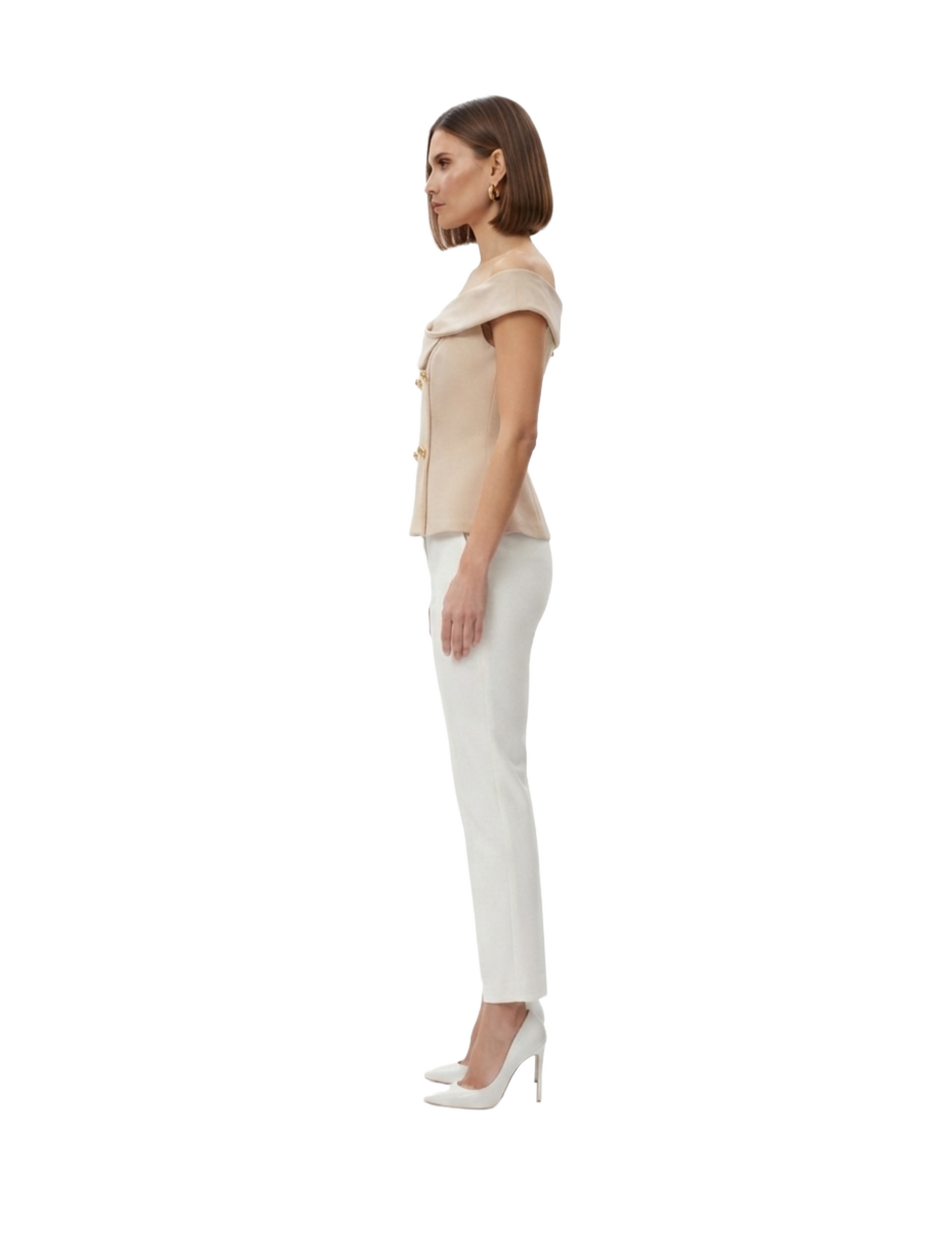 Blusa beige con caída al hombro y botones decorativas