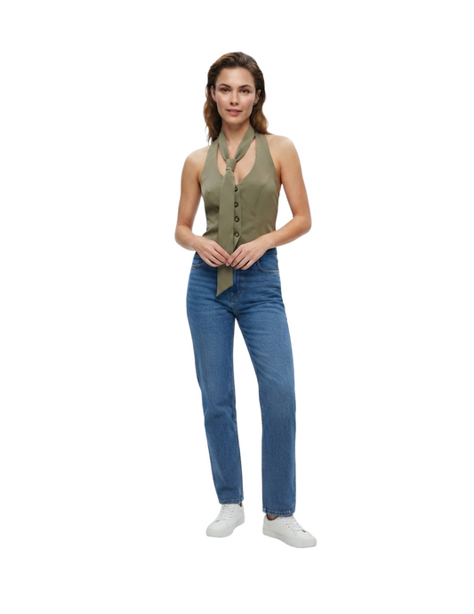 Chaleco verde abotonado con corbata