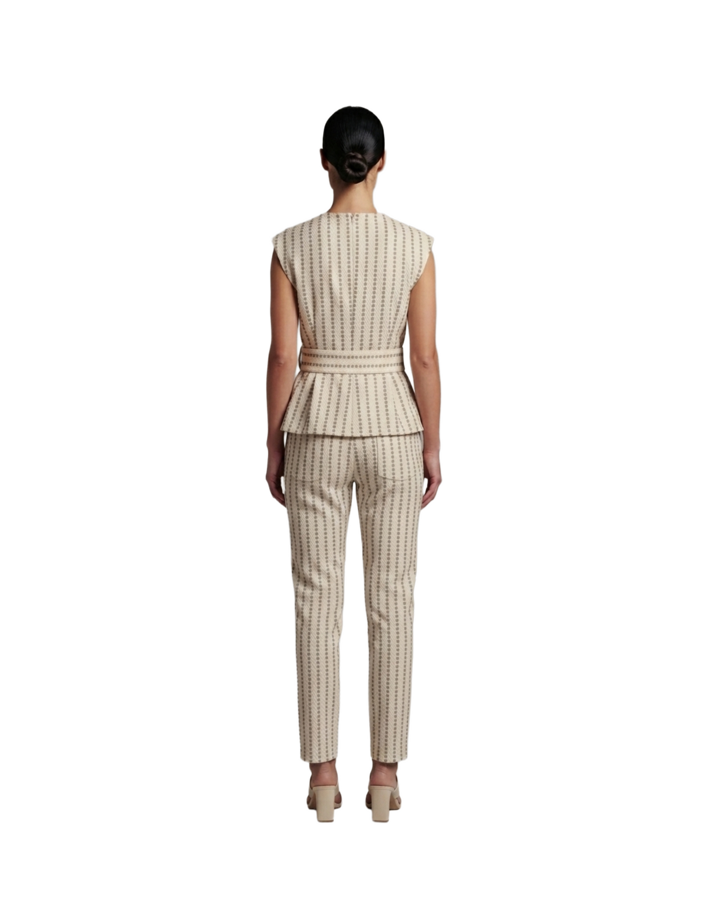 Conjunto de dos piezas de blusa y pantalón bordados con cuello redondo