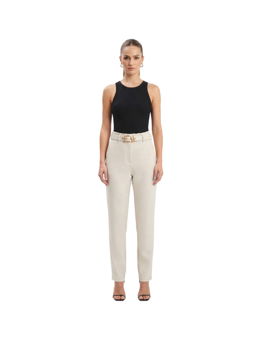 Pantalón beige de vestir con cinto de tela