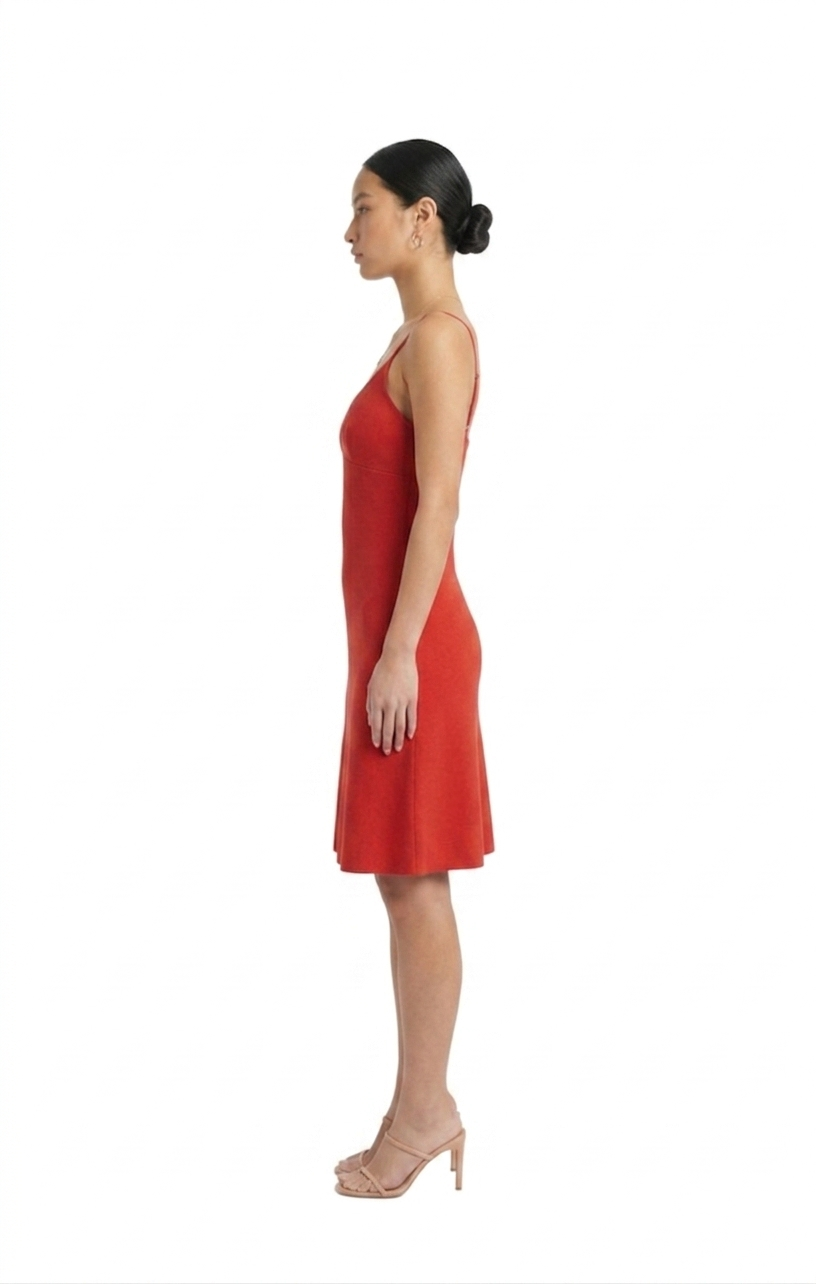Vestido rojo de tirantes con escote en corte A