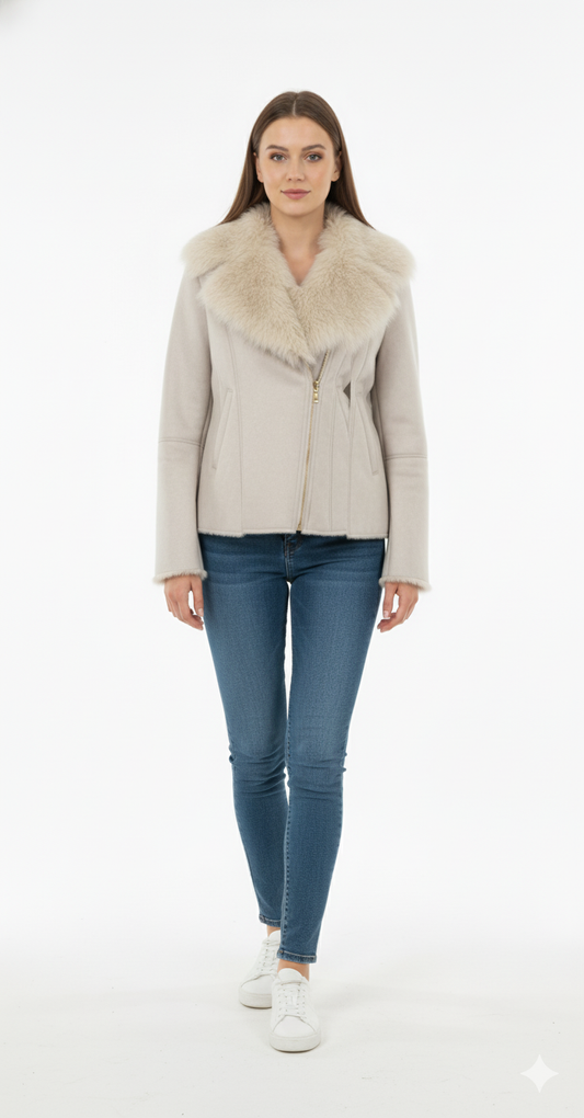 Saco beige con peluche en cuello cierre en ziper
