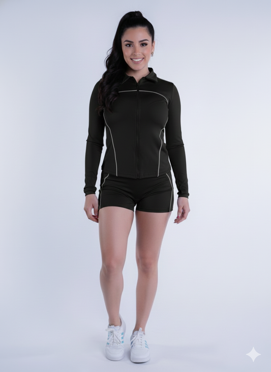 Conjunto deportivo de short y chamarra con lineas