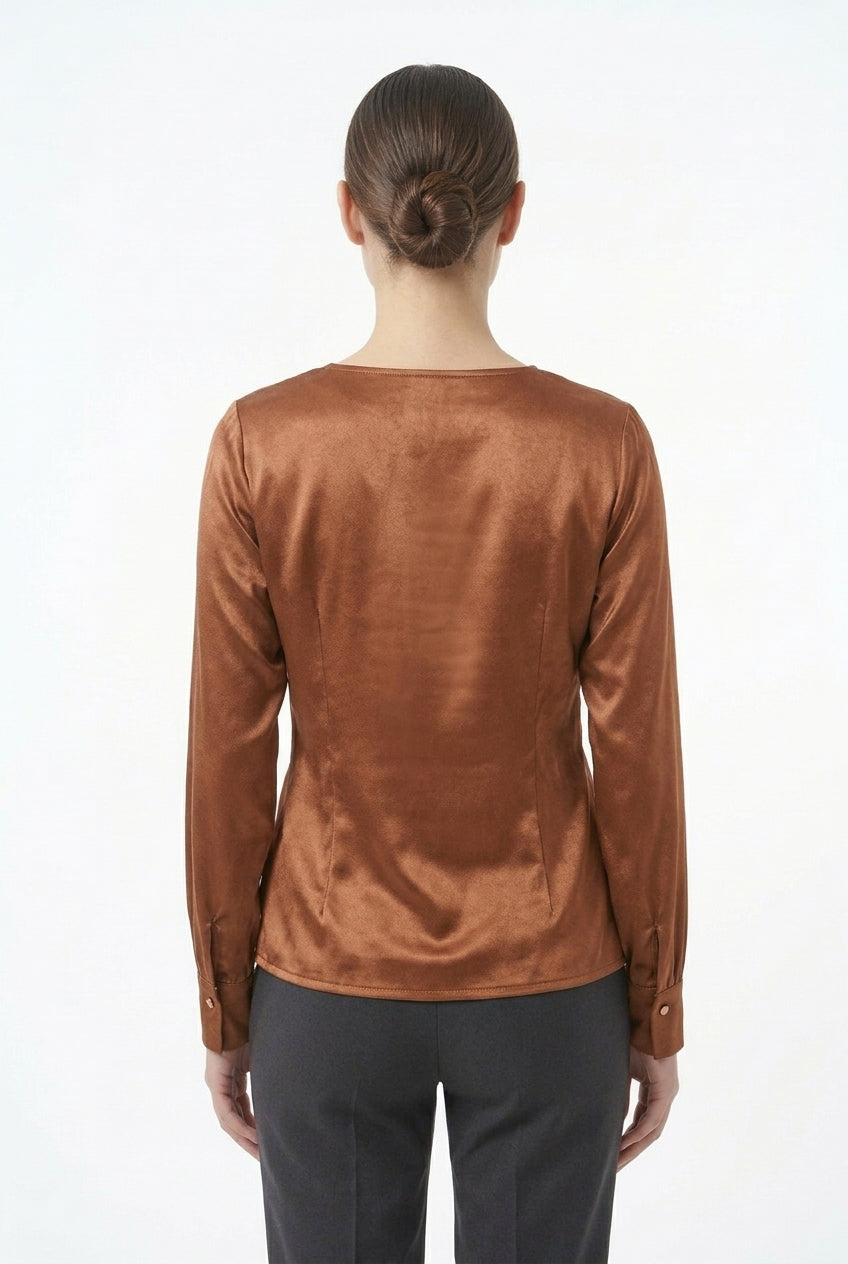 Blusa satinada caffe manga larga con cuello holgado