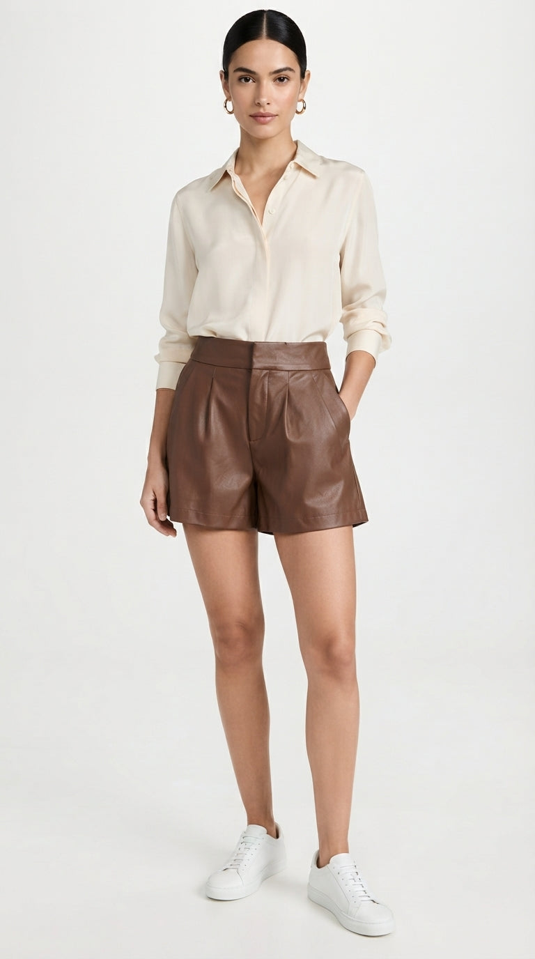 Short de vinipel con pinzas y bolsas laterales