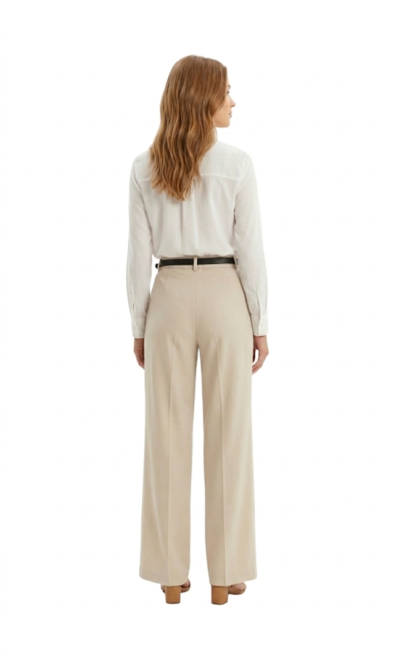 Pantalón beige con cinturón negro