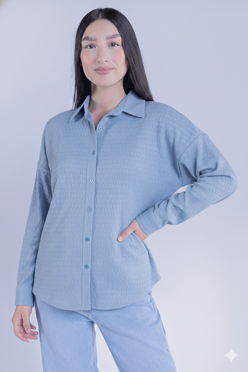 Blusa azul de botones, oversize acanalado de ondas