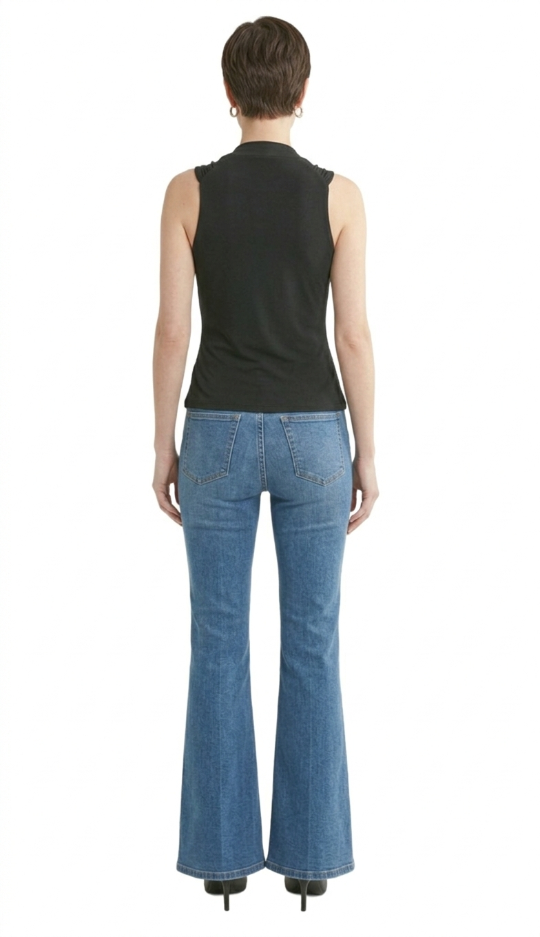 Blusa negra con escote en V, con metales decorativos en tirantes