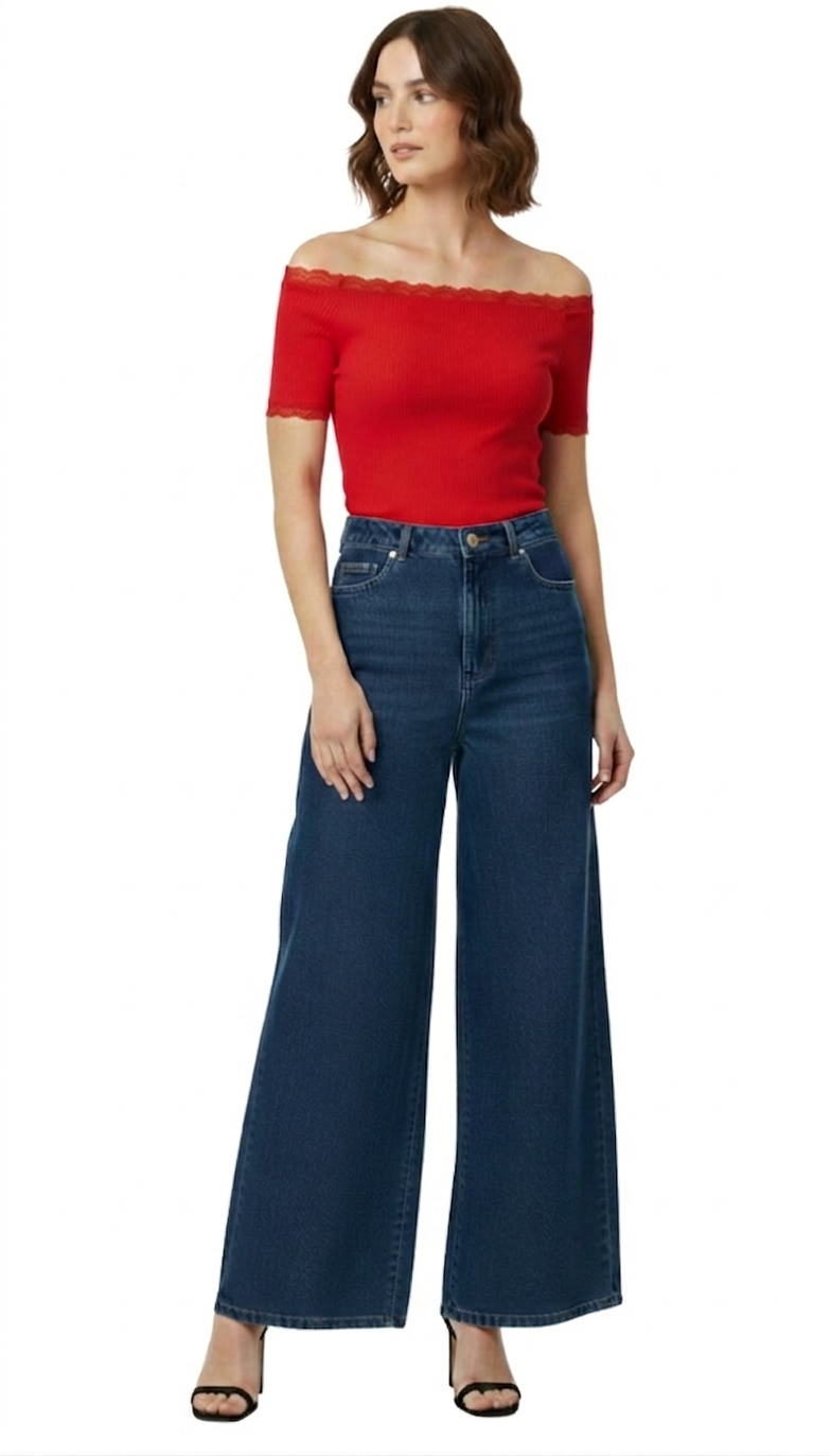 Blusa roja acanalada al hombro con detalle de encaje