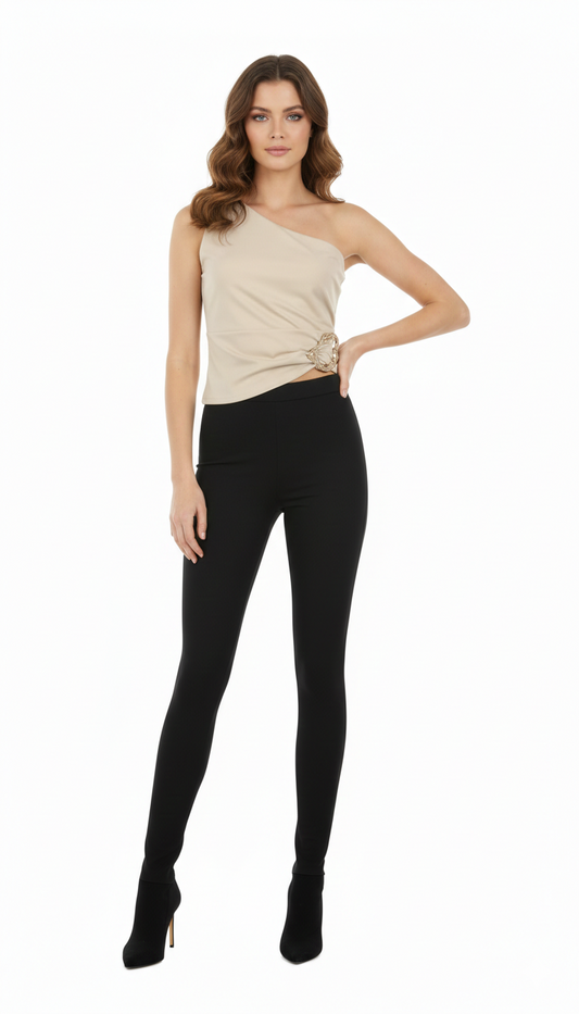 Blusa beige de un solo tirante con metal decorativo