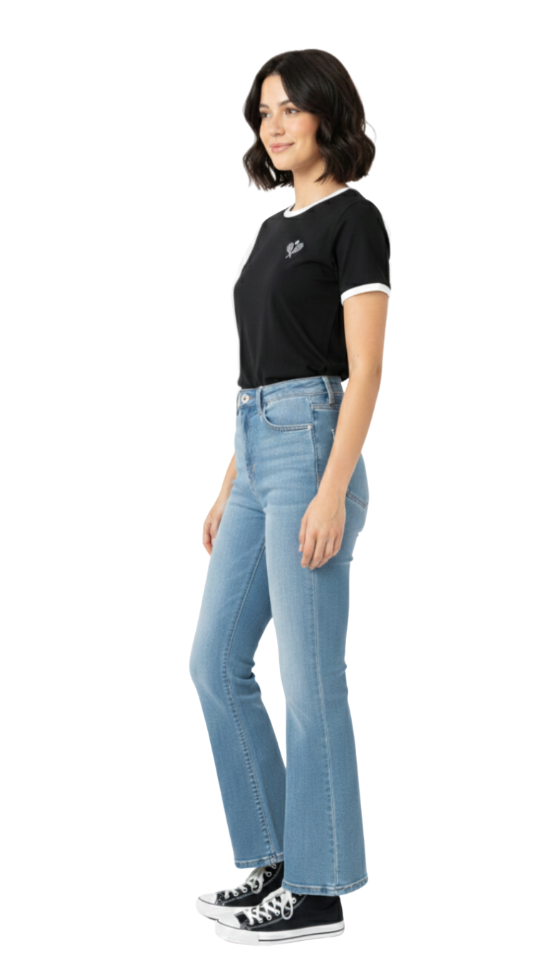 Blusa negra con detalles blancos en costura