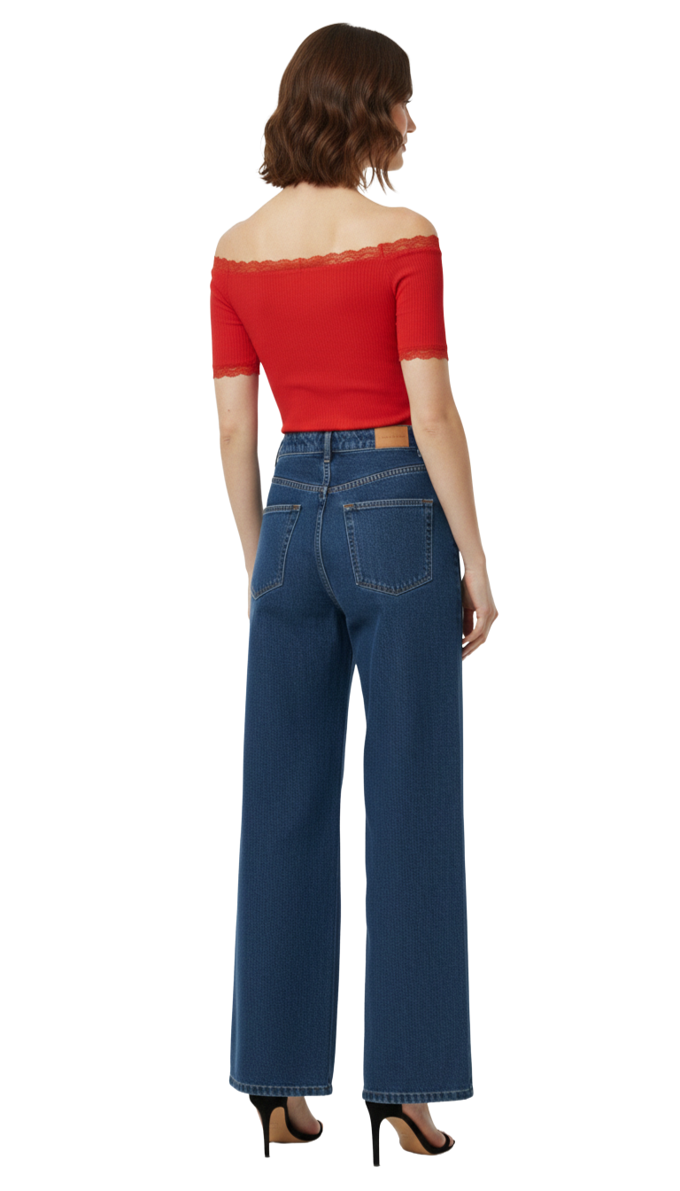Blusa roja acanalada al hombro con detalle de encaje