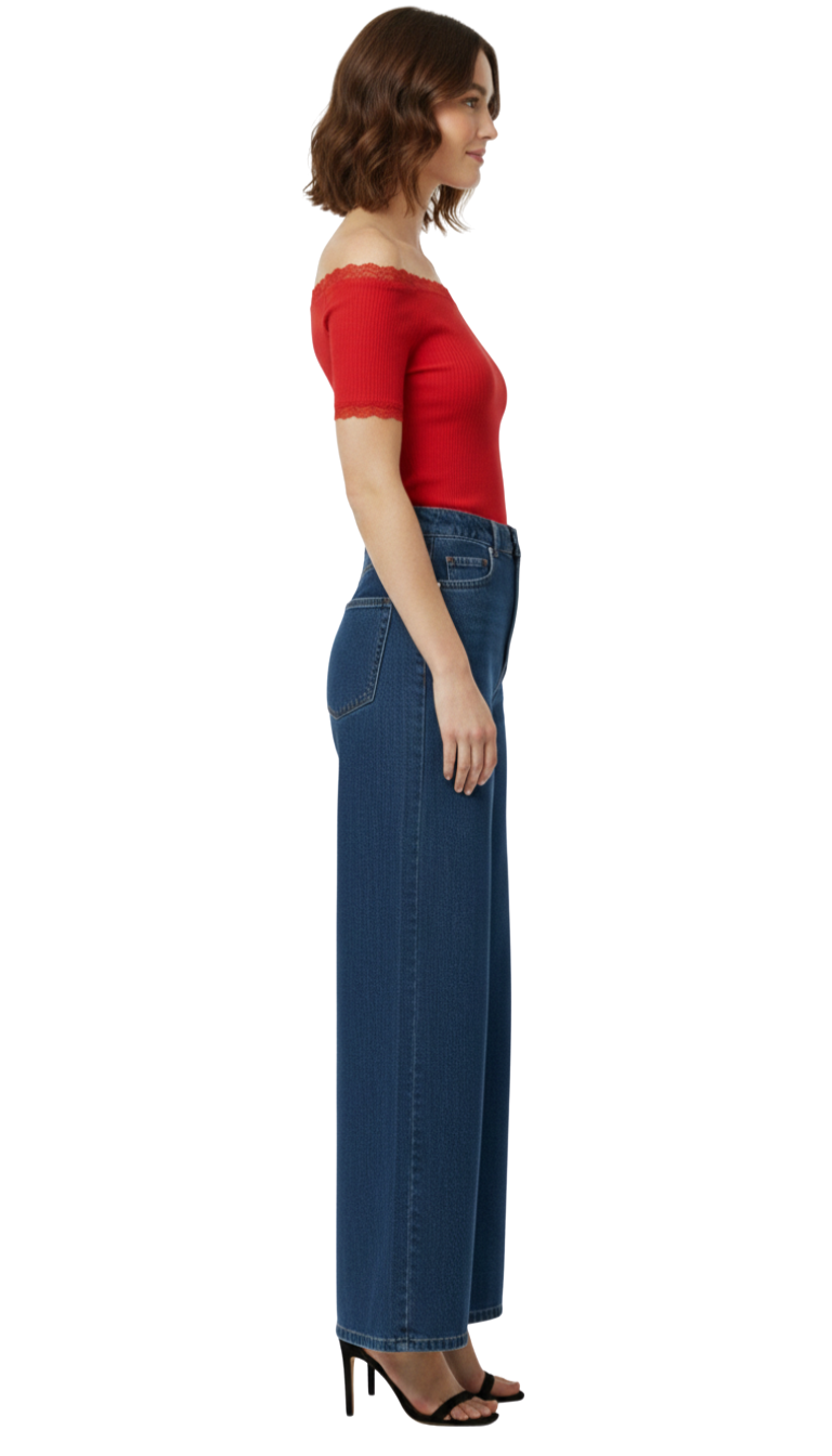 Blusa roja acanalada al hombro con detalle de encaje
