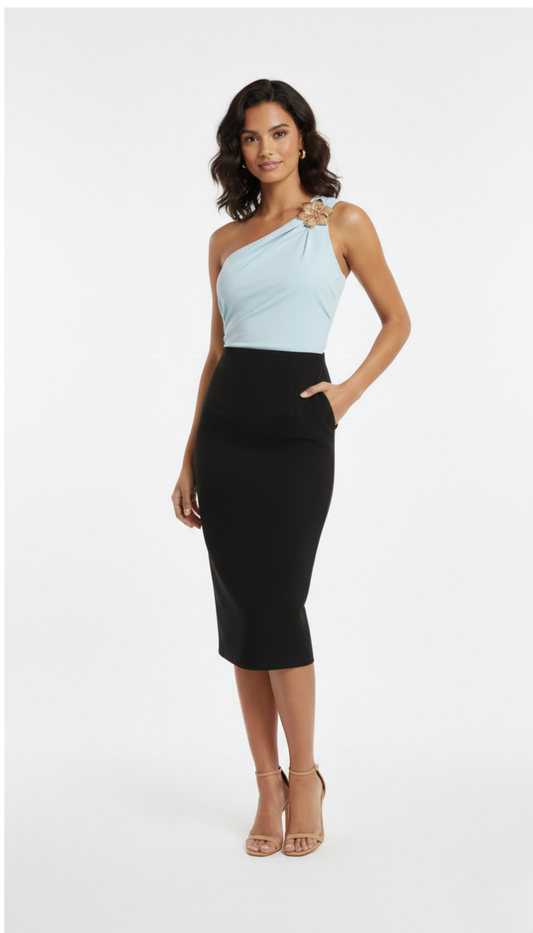 Blusa azul de un tirante con detalle de flor metalica