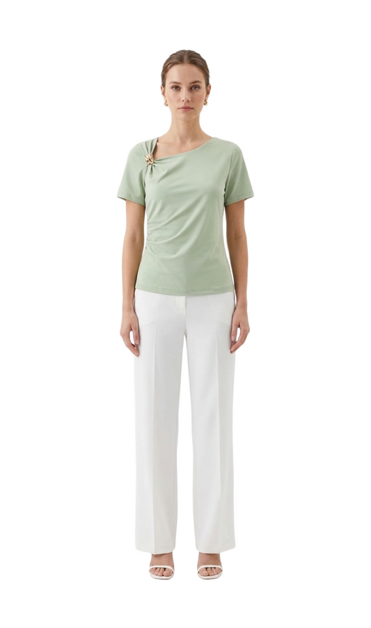 Blusa verde pistache con detalle de metal en hombro