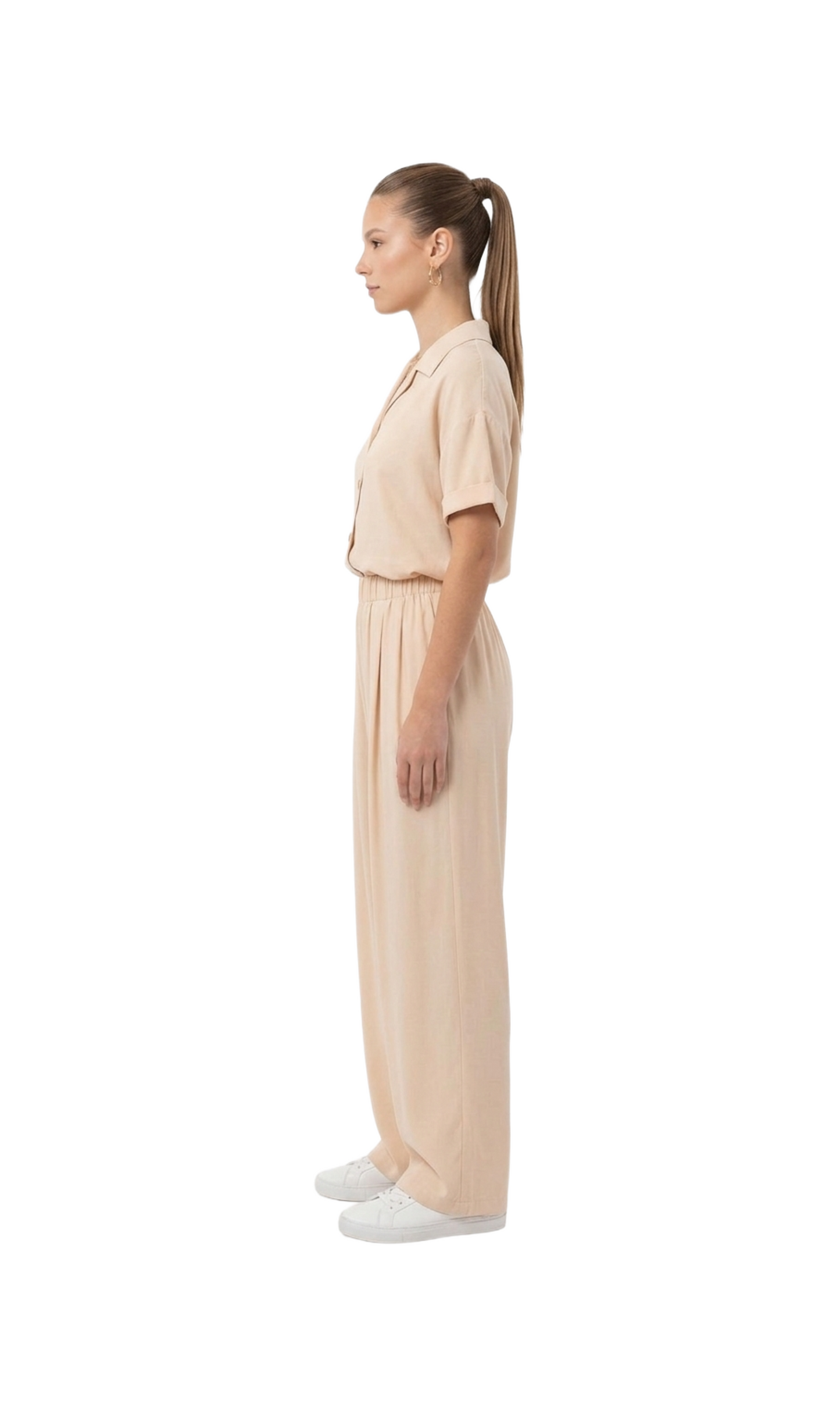 Conjunto beige de blusa abotonada y pantalon