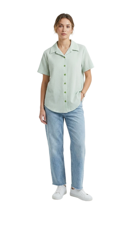 Blusa blanca con rayas verdes abotonadas