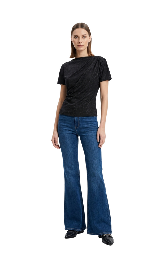 Blusa negra con detalle de plisado en hombro manga corta