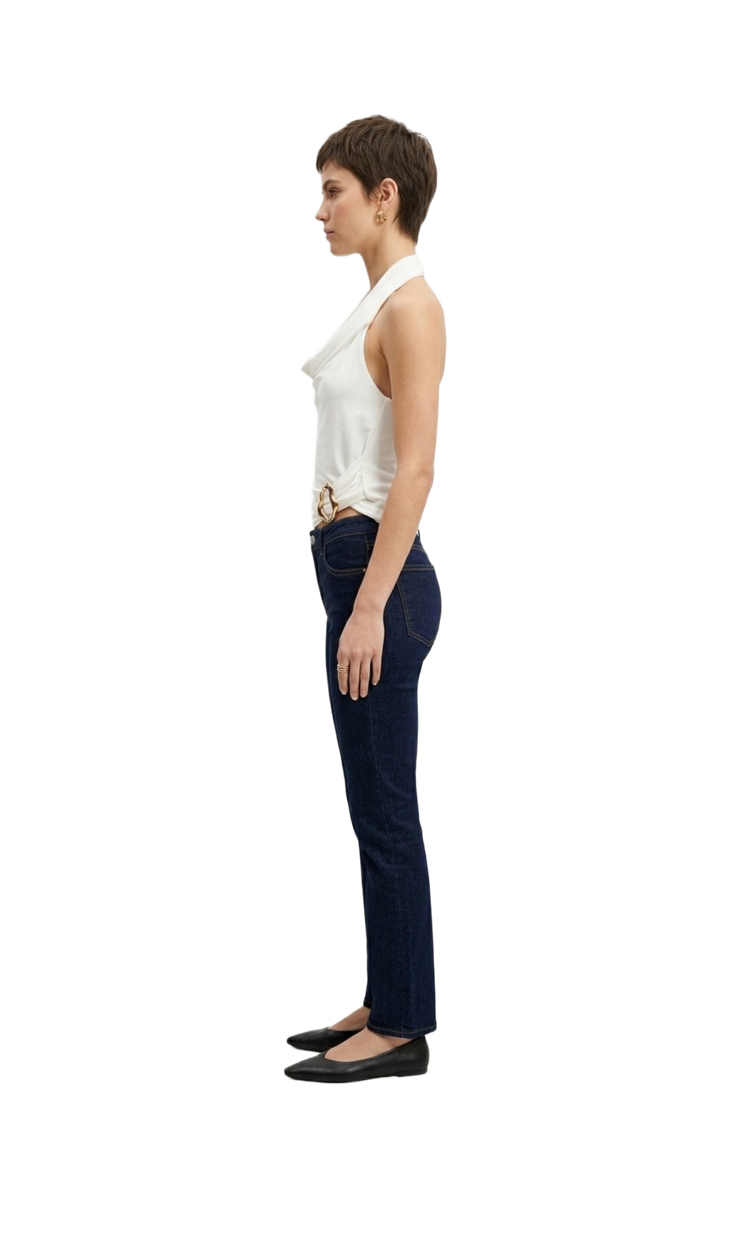 Blusa blanca estilo halter con detalle de plisado con metal