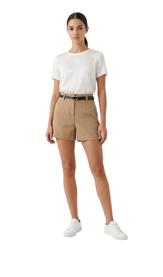 Short kaki de vestir con cinturón negro