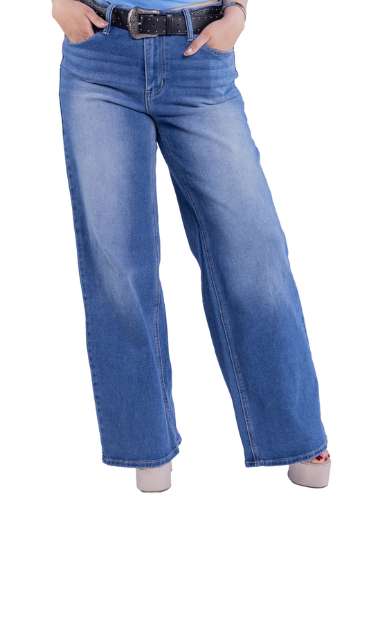 Pantalón de mezclilla con cinturón de estoperoles