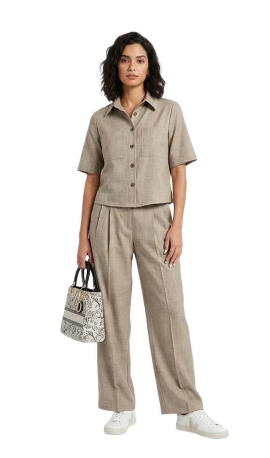 Conjunto beige abotonado con blusa abotonada y pantalon