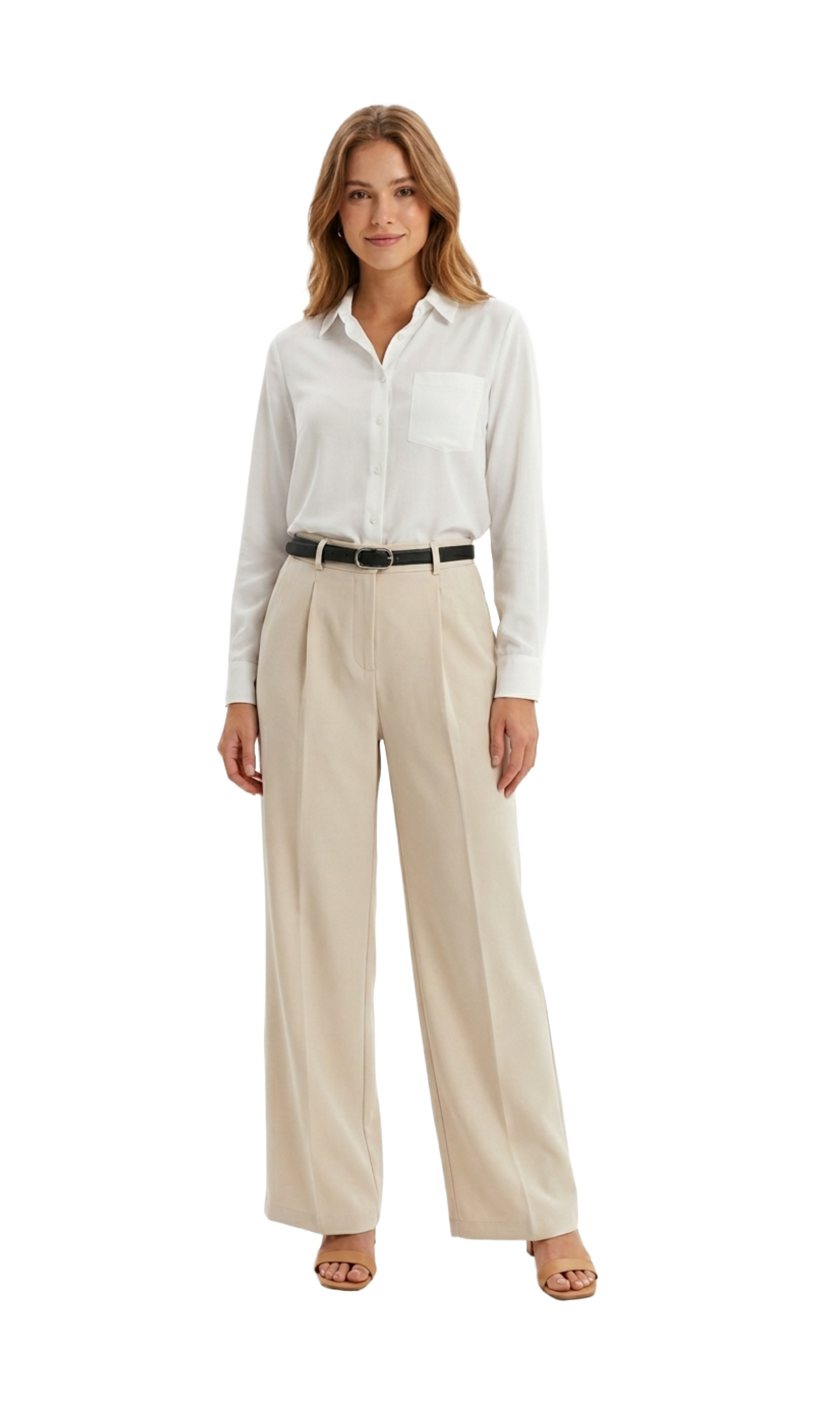 Pantalón beige con cinturón negro