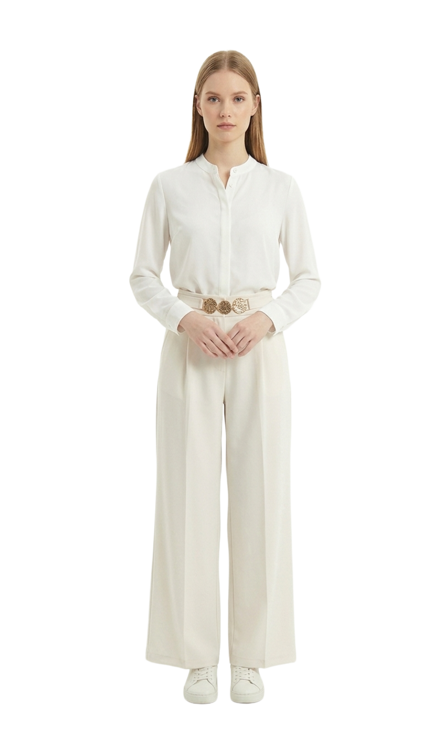 Pantalón beige con detalle de medio cinto metálico