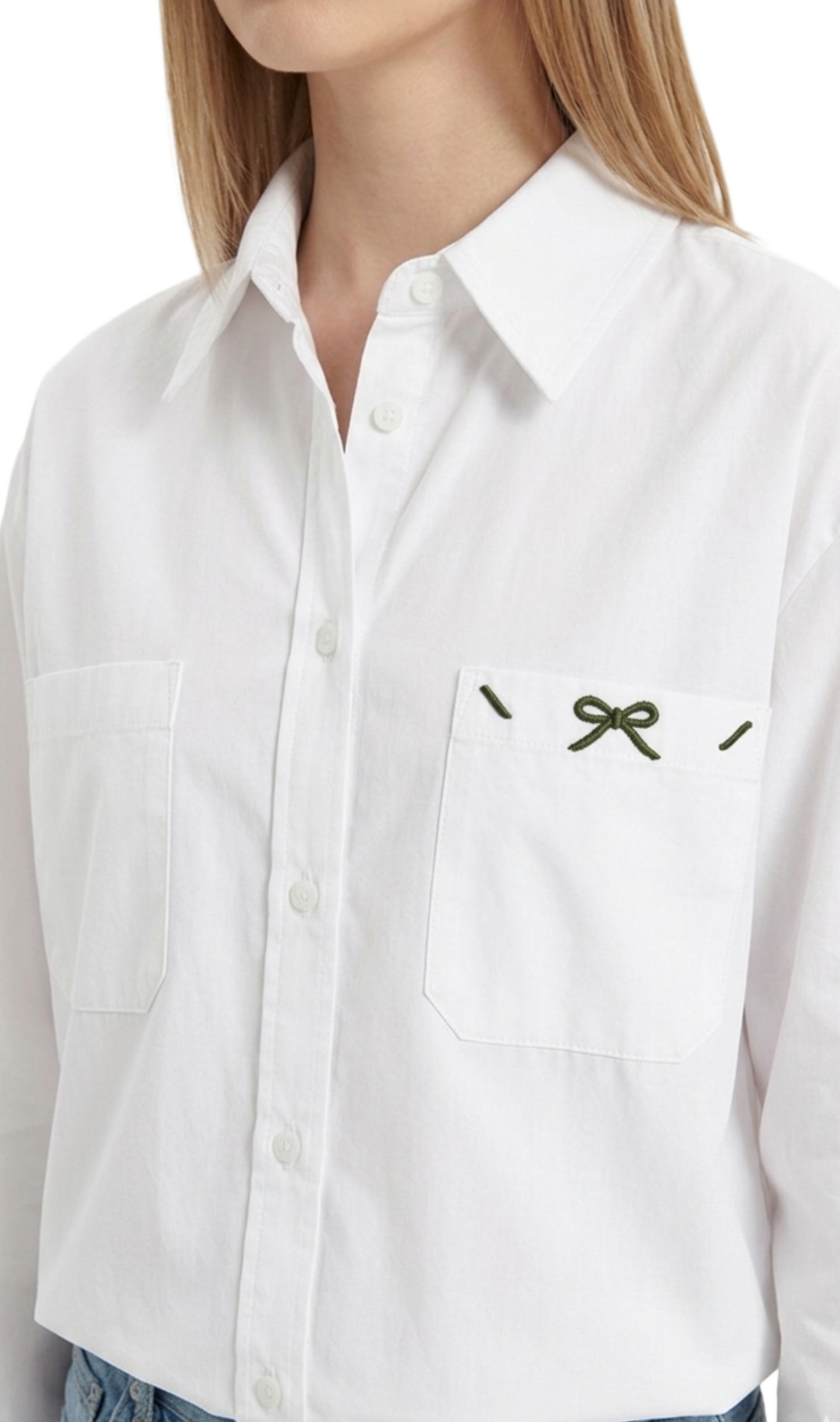 Blusa blanca oversize con detalle bordado en pecho