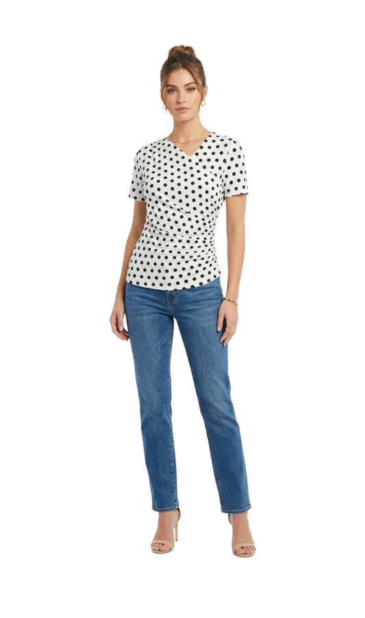 Blusa blanca de puntos con plisados laterales