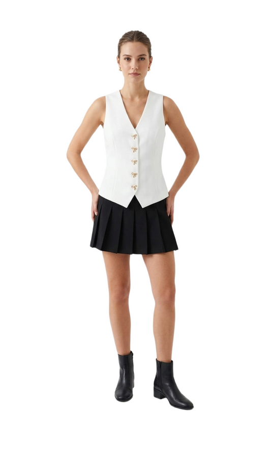 Chaleco blanco con botones metálicos de moños