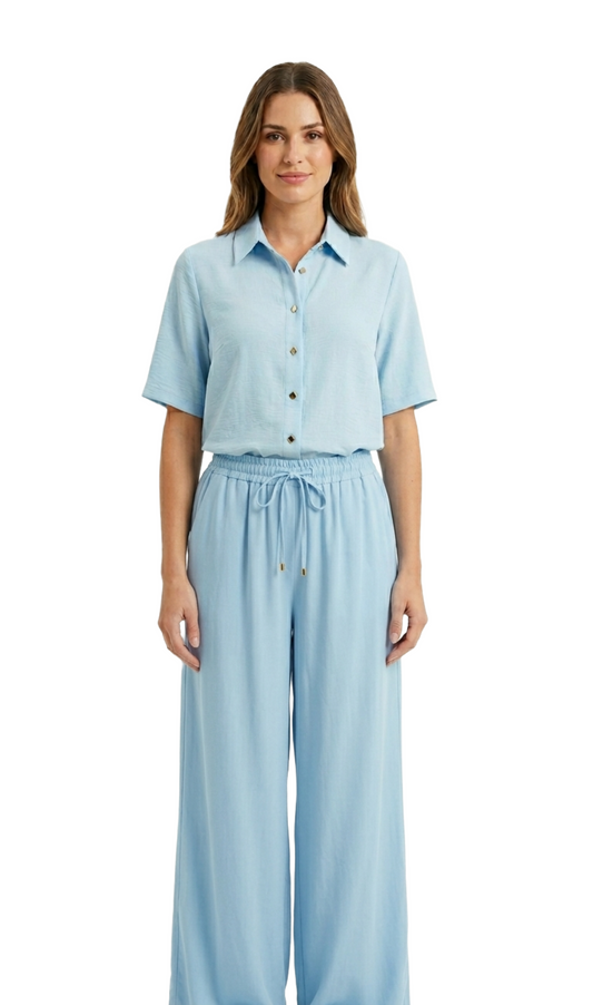 Conjunto azul de blusa oversize con botones cuadrados y un pantalón con elastico