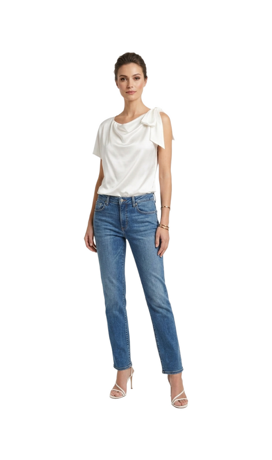 Blusa satinada de una manga con detalle de moño en hombro