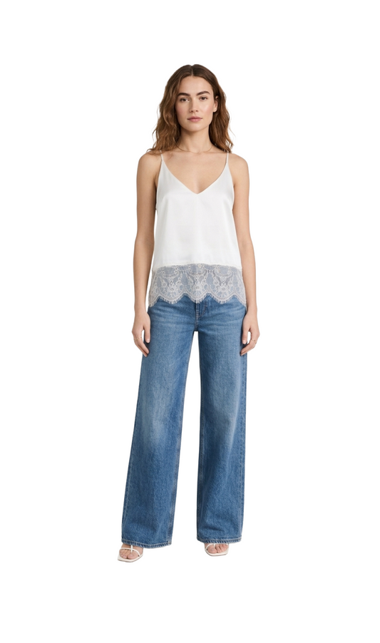 Blusa satinada blanca de tirantes delgados con detalle de encaje